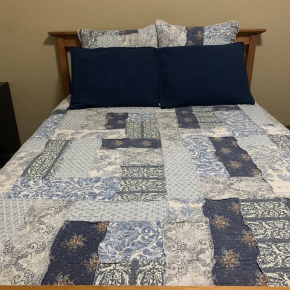 Pottery Barn Delaney Quilt and Shams - Picture 2 of 2